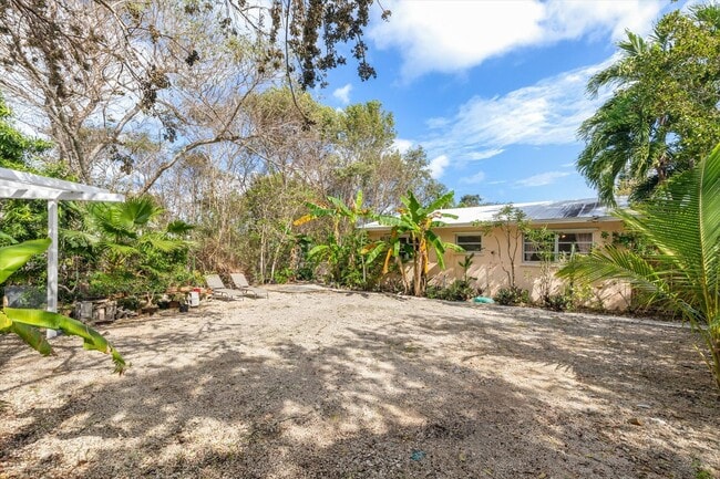 Building Photo - Charming 2-Bedroom Home for Rent in Big Pine Key