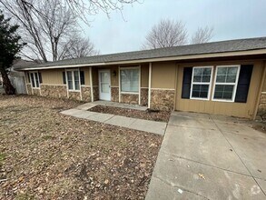 Building Photo - Spacious 4-Bedroom, 2-Bath Duplex in West ...