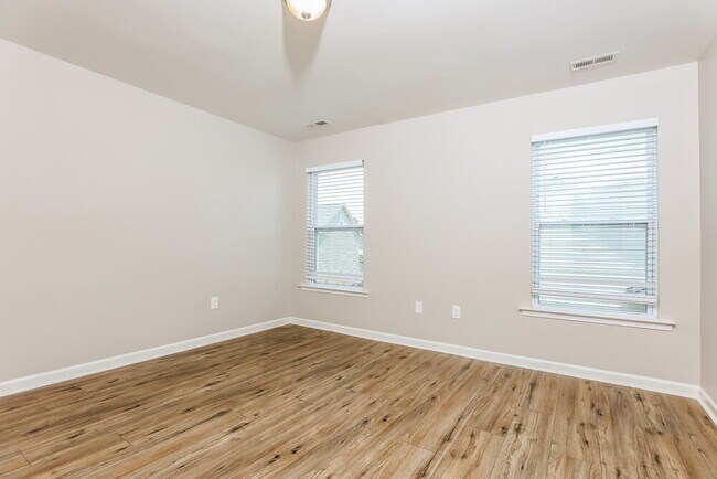 Building Photo - 934 Lakemont Dr