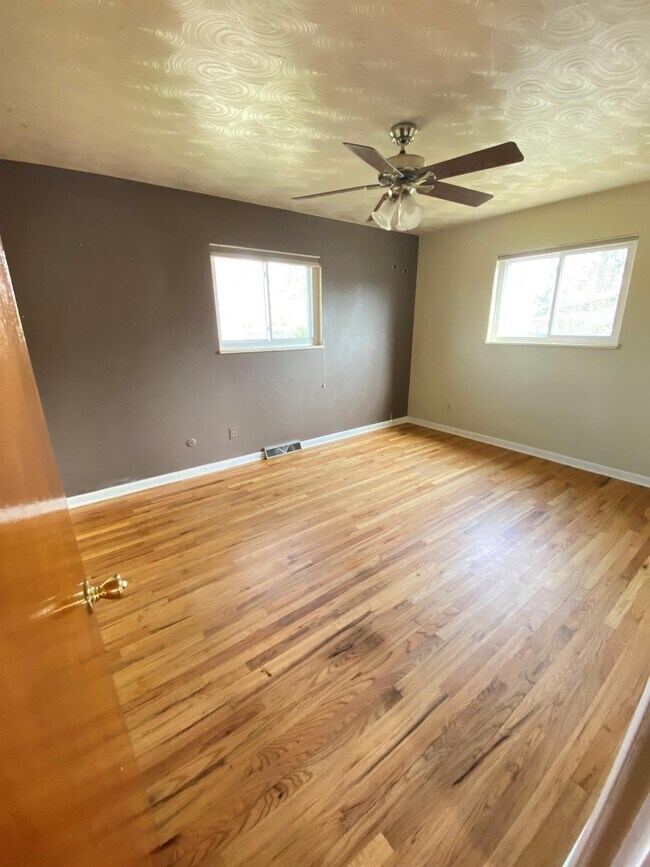 Building Photo - 301 Olive Ln