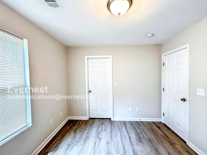 Building Photo - 915 Ridge Ave NW