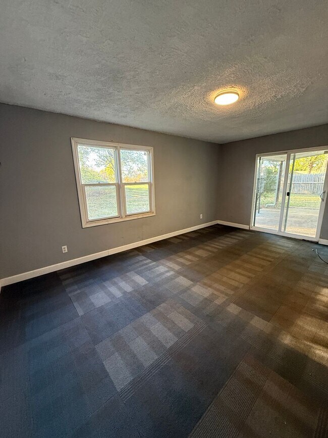 Building Photo - 4 bedroom/2 bath house