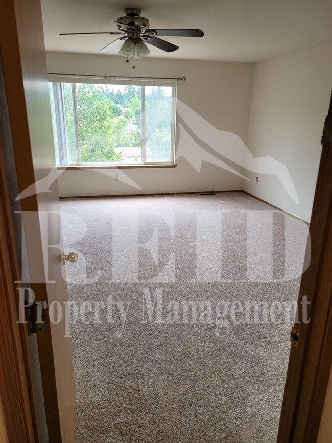 Building Photo - Ridgetop / Island Lake home located in a cul-de-sac