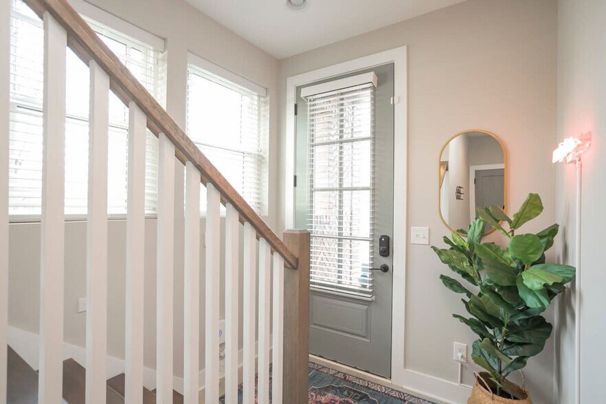 Building Photo - 713 26th Ave N