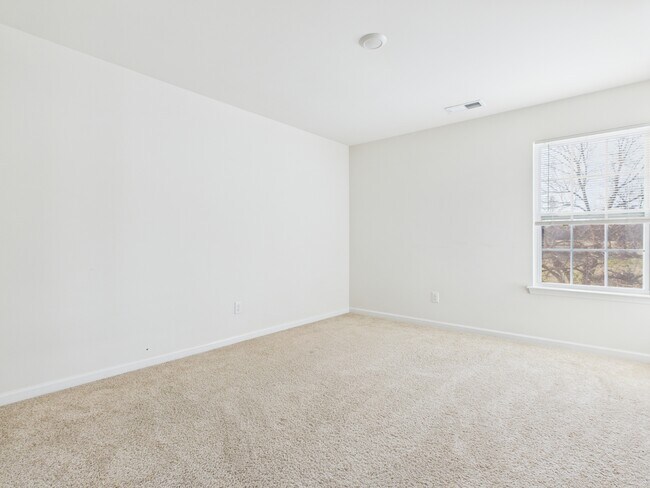 Building Photo - 2032 Highland Knoll Dr