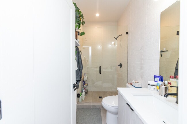 Building Photo - 1336 W Bryn Mawr Ave