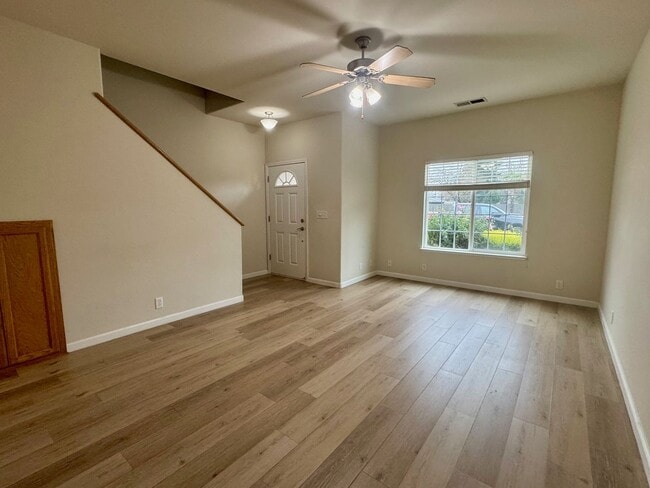 Building Photo - Fantastic 3 Bedroom, 2.5 Bath Townhouse!