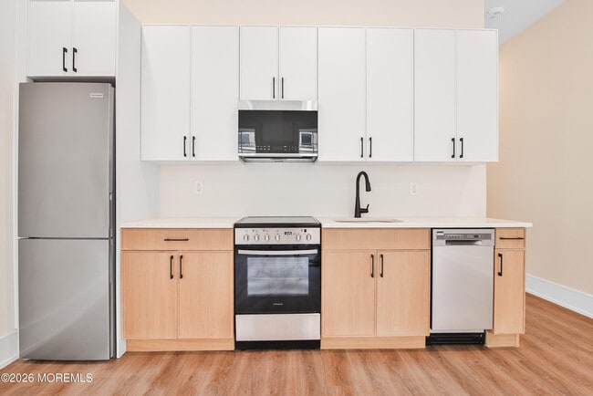 Building Photo - 527 Bangs Ave