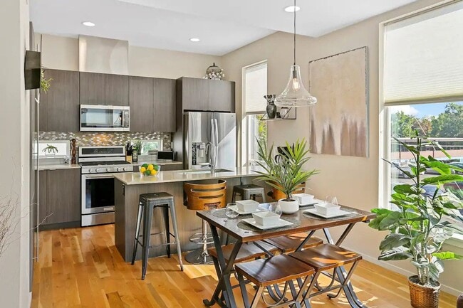 Building Photo - City View Haven: Modern 2-Bed Townhome in ...