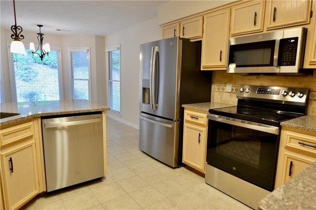 Building Photo - 911 Oakwood Dr