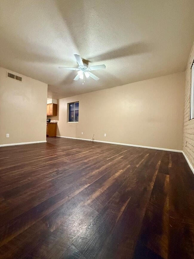 Building Photo - 825 E 5th St