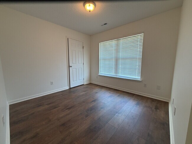 Building Photo - "Discover Comfort and Charm: Spacious 3-Bed, 2-Bath Home in Huntsville's Desirable Locale!"
