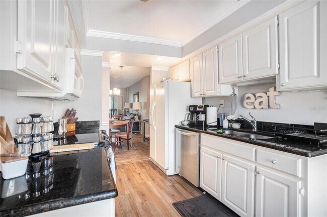 Building Photo - 2800 Cove Cay Dr