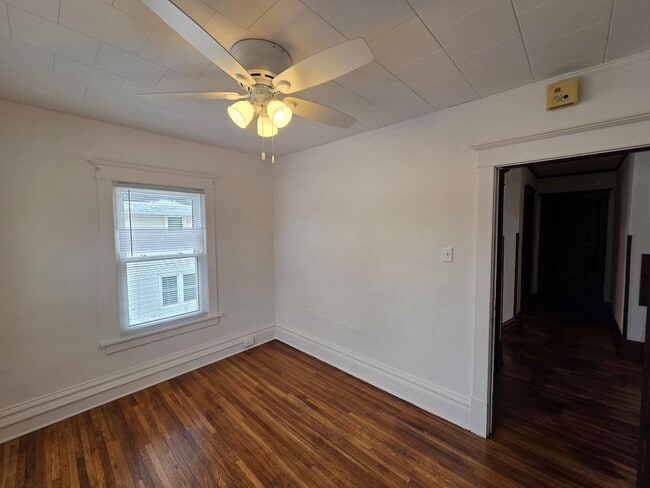 Building Photo - Beautiful and large Cedar Falls House