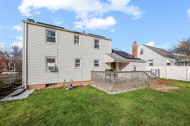 Building Photo - 133 Robbins Ave