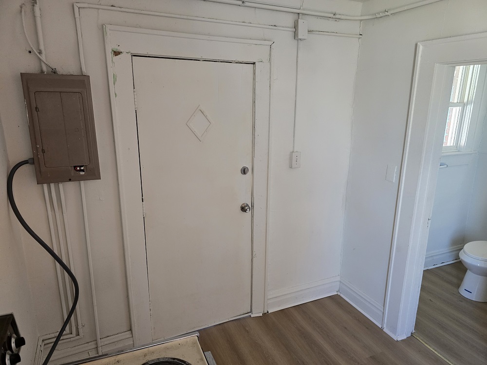 Building Photo - 411 18th St W