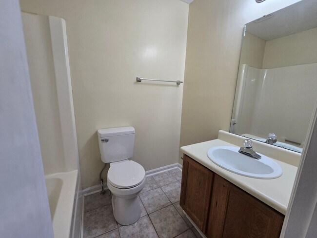 Building Photo - 2 Bedroom 2-1/2 Bathroom Townhouse Style Condo