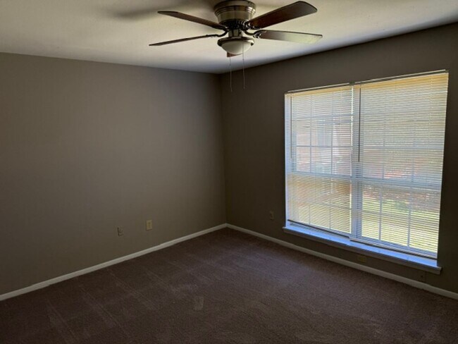 Building Photo - One Bedroom One Bath