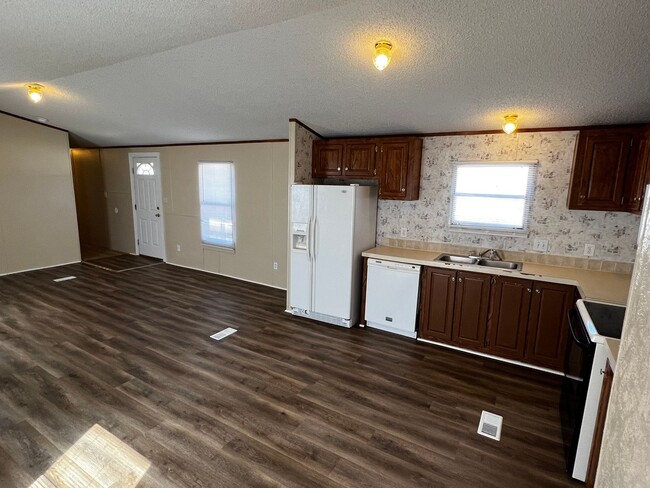 Building Photo - Elegant 3-Bed, 2-Bath Home for Rent: Move-...