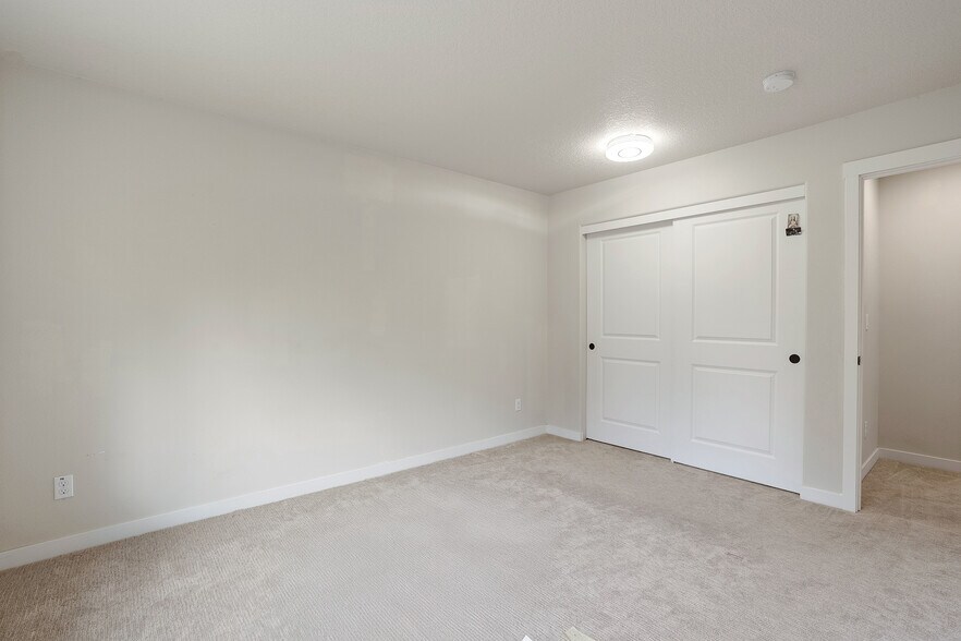 Building Photo - 28616 Greenway Dr