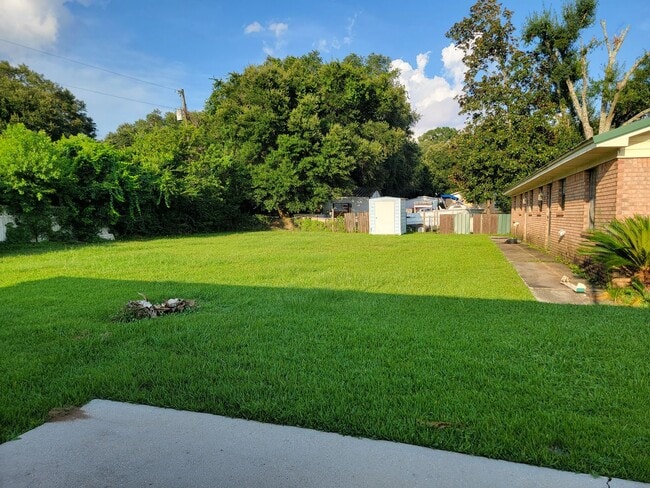 Building Photo - Convenient to interstate & shopping!