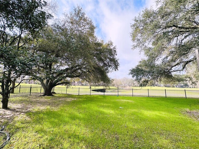 Building Photo - 3202 La Quinta Dr