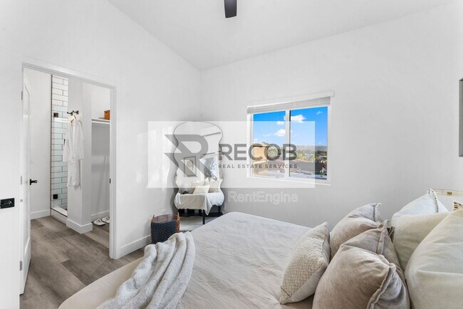 Building Photo - 832 Desty St