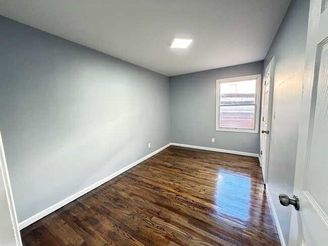 Building Photo - 384 Summit Ave