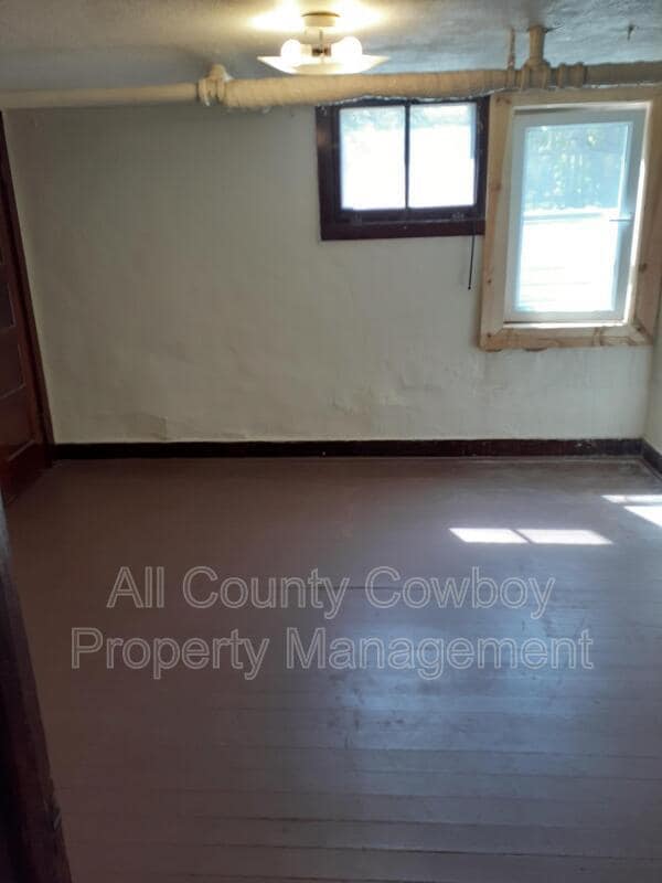 Building Photo - 1319 E Custer St