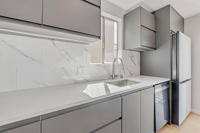 Building Photo - Stunning Three Bedroom Home in Westwood Hi...