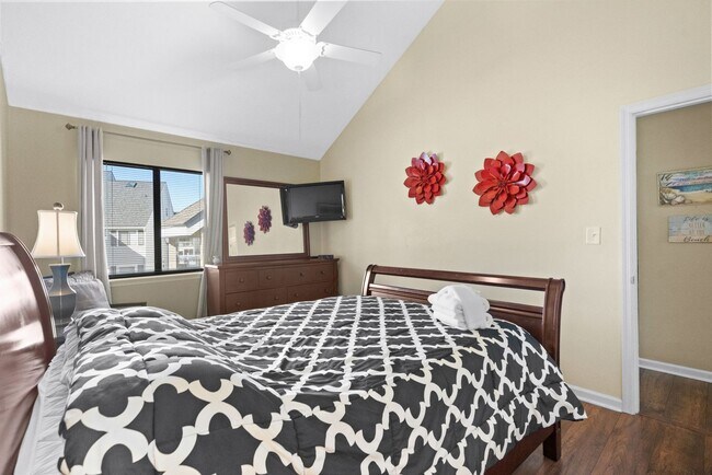 Building Photo - ***Free Utilities ** Seasonal Rental Avail...