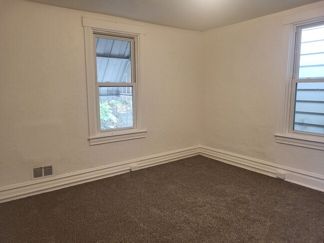 Building Photo - Newly Renovated 2 Bed, 1 Bath Home in Haze...