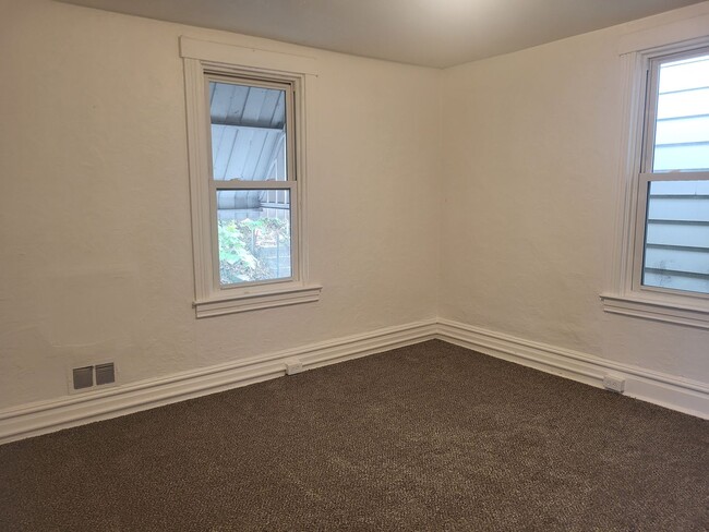Building Photo - Newly renovated 2 bedroom in Hazelwood! Av...