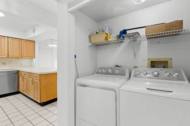 Building Photo - Condo For Rent on ST PETE BEACH!