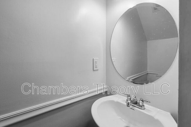 Building Photo - 1309 Emerald St NE