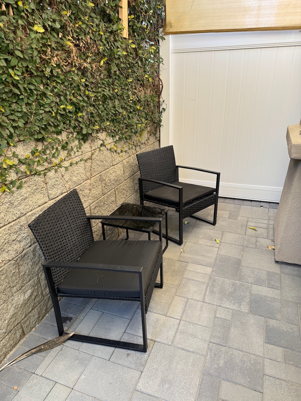 outdoor sitting area - 4365 Troost Ave