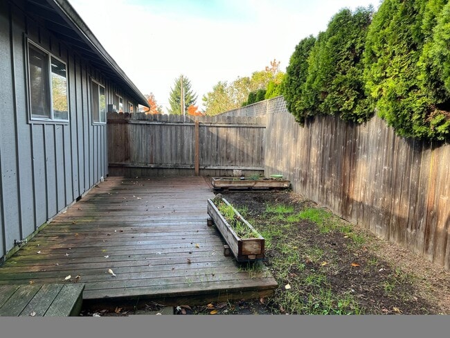 Building Photo - 2 bedroom 1 bath duplex with a garage!