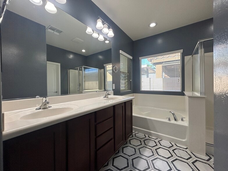 Building Photo - 10765 W Avenida del Rey