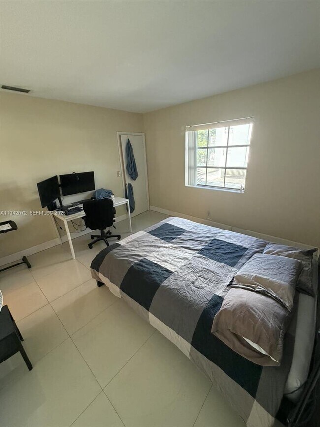 Building Photo - 2424 SE 17th St