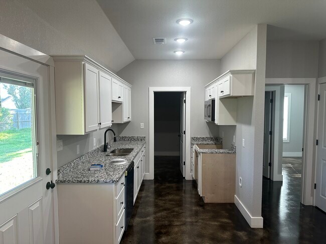 Building Photo - 122 Redwood Dr