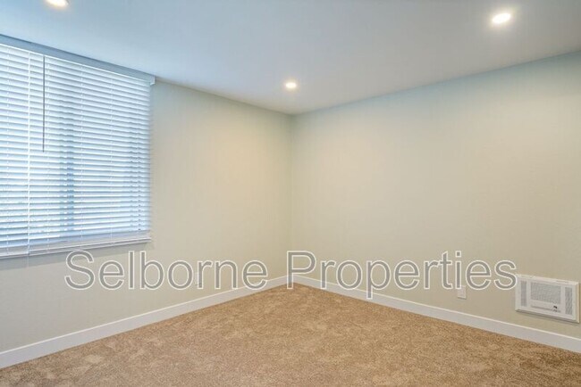 Building Photo - 601 Oakland Ave