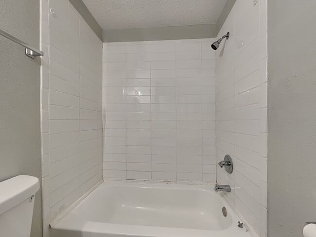 Building Photo - Updated 3BR/2BA Home in North Tampa – Mode...