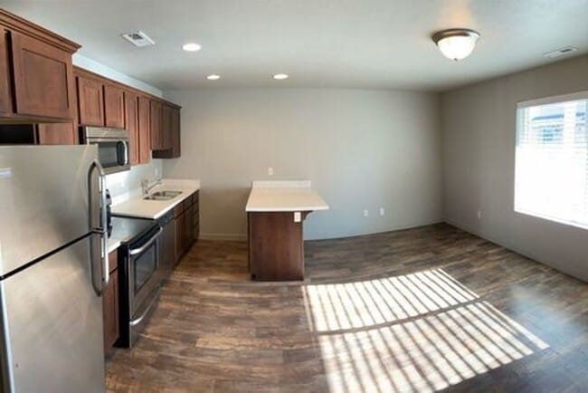 Building Photo - Charming 2 Story Townhome w/ 2 Attached Car Garage