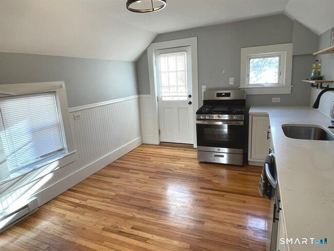 Building Photo - 194 School St