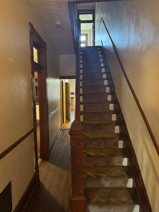 Building Photo - 4 bedroom, 1 bath, half double