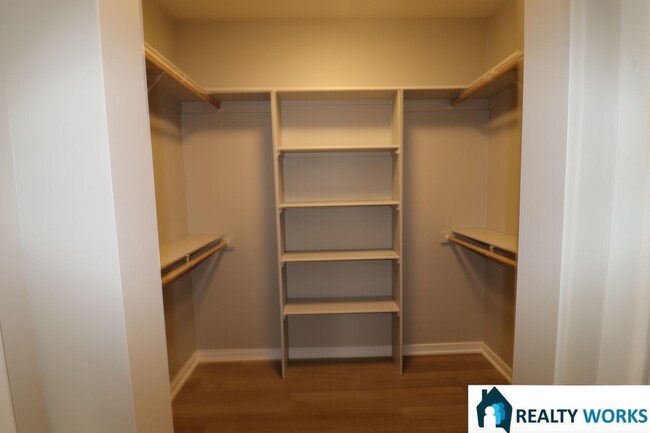 Building Photo - Charming 4-Bed 2.5-Bath Townhome