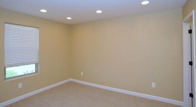 Building Photo - Stunning Executive Home (former model) in ...
