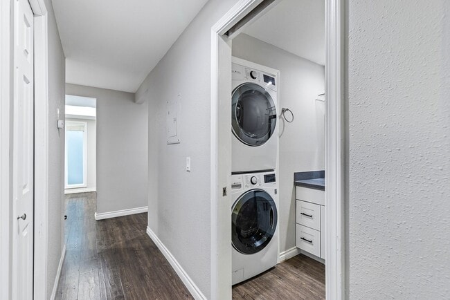 Building Photo - 2 bed 1.75 bath - includes water/sewer/gar...