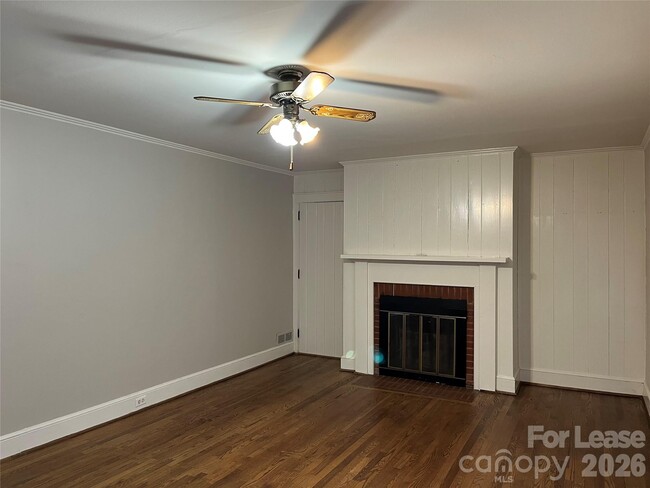 Building Photo - 1047 E Main St