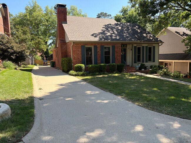 Building Photo - St. Charles Neighborhood!